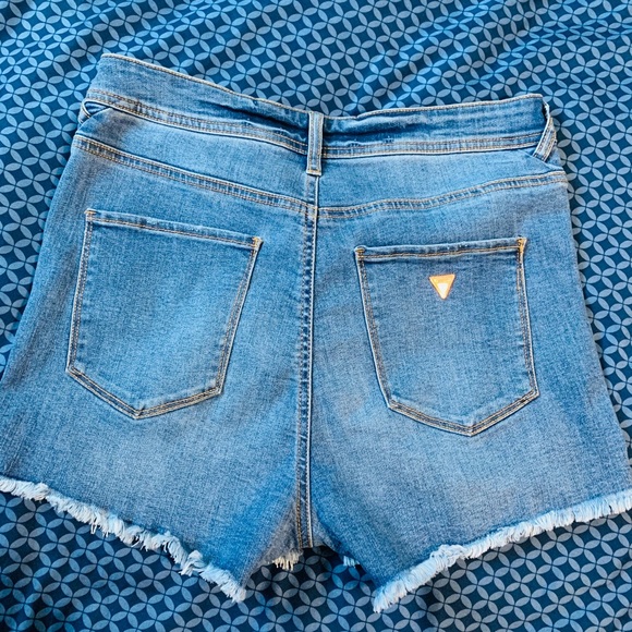GUESS Shorts ✨ - Picture 2 of 4